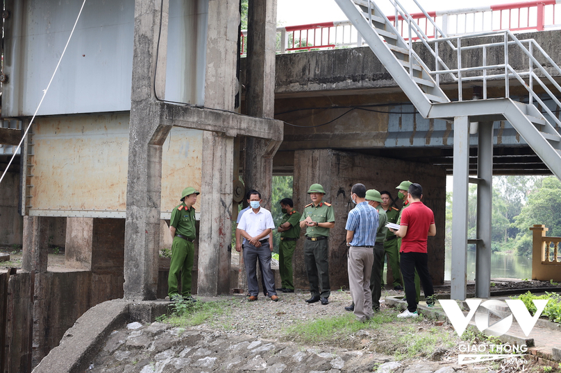 Thượng tá Bùi Quang Bình (thứ ba từ trái sang), Giám đốc Công an tỉnh Hải Dương dẫn đầu đoàn công tác tiến hành khảo sát thực tế một số tuyến sông, kênh mương bị ô nhiễm nguồn nước thuộc hệ thống công trình thủy lợi Bắc Hưng Hải.