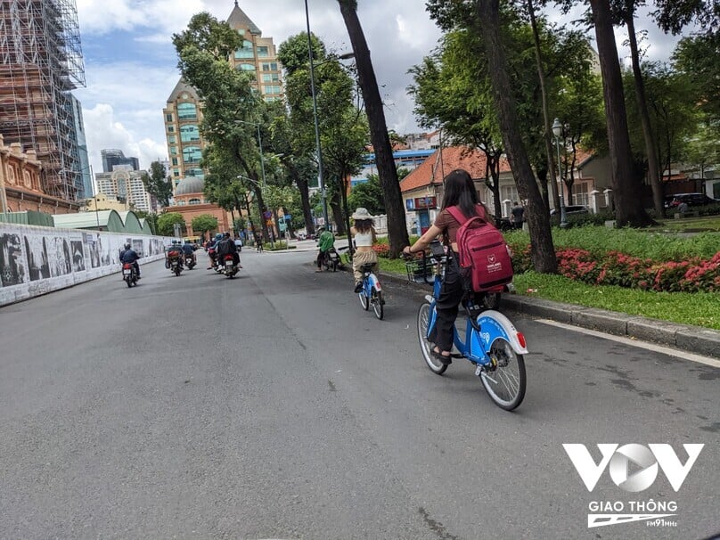 Trần Ngọc Ánh cùng nhóm bạn dạo phố bằng xe đạp công cộng và cho rằng: xe đạp công cộng còn nhiều bất tiện.