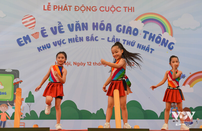 Các bạn nhỏ nhảy trên nền nhạc bài hát 'Từ Một Ngã Tư Đường Phố ' khiến không khí sôi động, đúng với tính chất của cuộc thi.