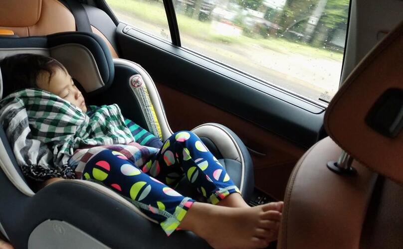 Việc thiếu một quy chuẩn để áp dụng cũng khiến phụ huynh lúng túng khi chọn ghế cho trẻ em khi ngồi trên xe ô tô.