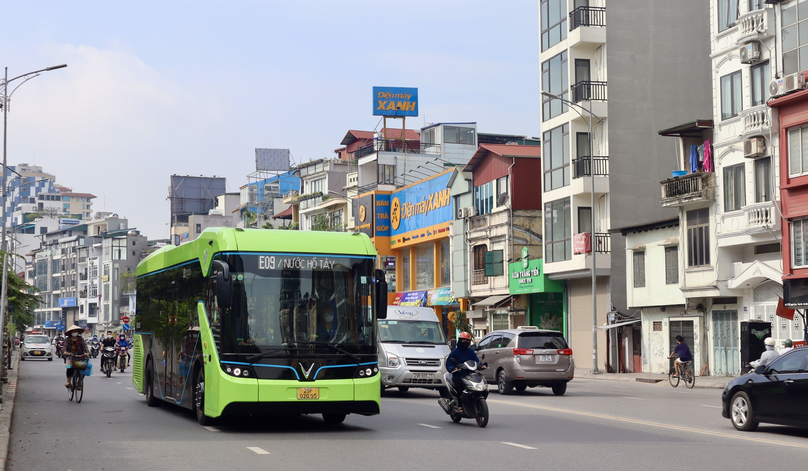 Xe buýt điện chạy trên đường phố Hà Nội. Ảnh: Dân Việt