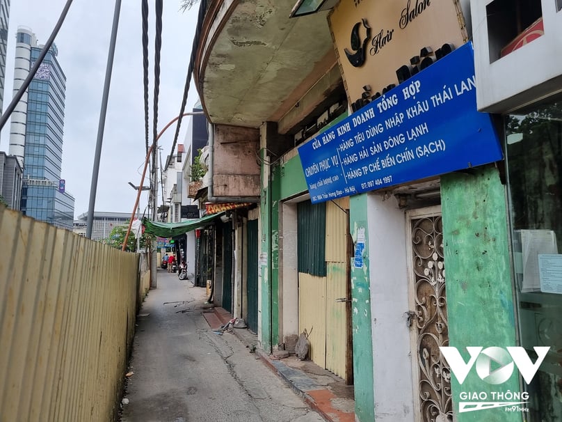 Dãy cửa hàng mặt phố Trần Hưng Đạo sầm uất trước đây, nay hầu hết đã đóng cửa đìu hiu