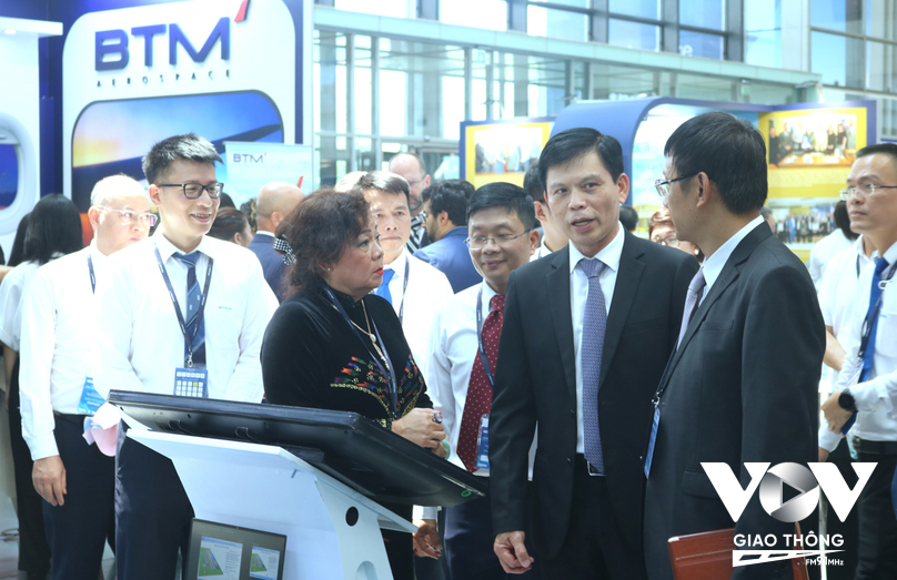 Các đại biểu tham quan, giao lưu, chia sẻ tại buổi Triển lãm Quốc tế Hàng không Việt Nam 2022