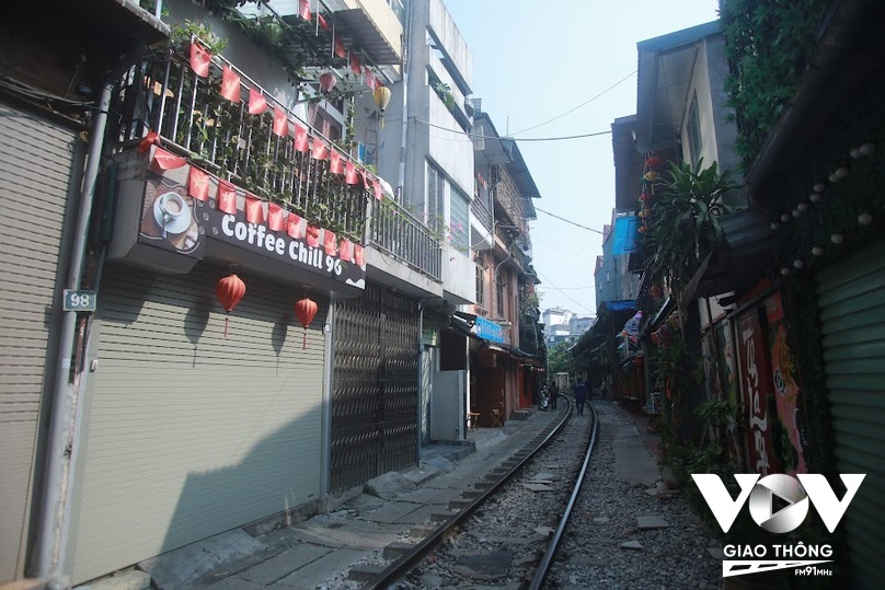 Trước đó, Tổng Công ty Đường sắt Việt Nam gửi văn bản kiến nghị UBND TP Hà Nội và Cục Đường sắt Việt Nam xử lý dứt điểm tình trạng buôn bán, chụp ảnh tại các tụ điểm cà phê đường tàu đang ảnh hưởng đến trật tự an toàn giao thông đường sắt.