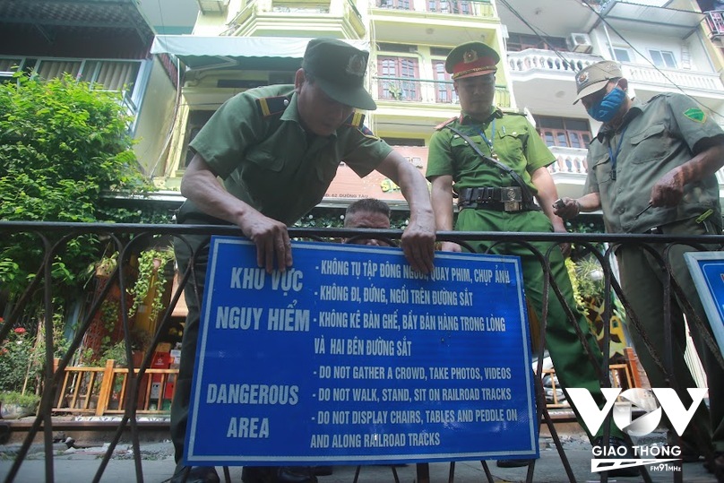 Biển cảnh báo được treo cả ở khu vực dọc theo lan can đường sắt trên Phố Phùng Hưng nhằm cảnh báo tới du khách và người dân.