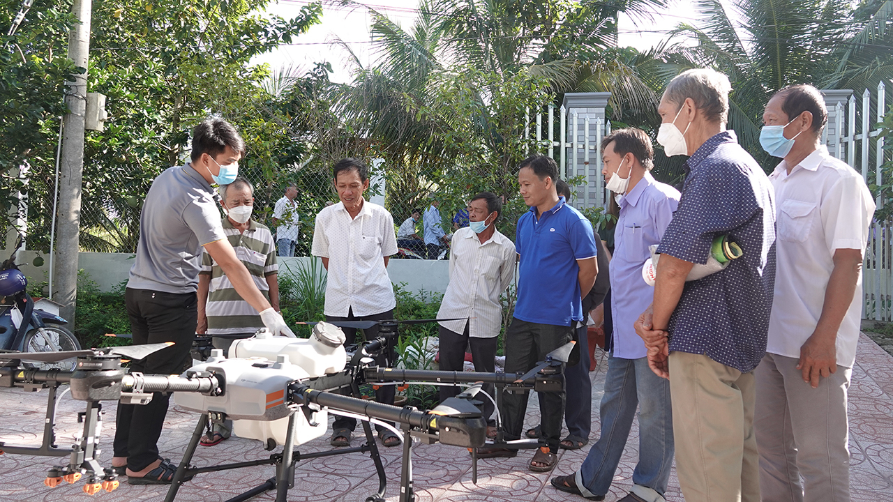 Sử dụng drone để phun thuốc trừ sâu là điều vẫn còn mới lạ với nhiều hộ nông dân
