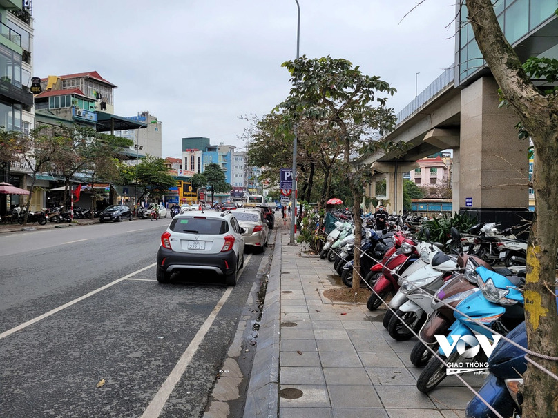 Một phần lòng đường, vỉa hè giáp nhà ga Cát Linh bị tận dụng làm bãi đỗ xe, đẩy người đi bộ, đi xe đạp xuống lòng đường có làn xe cơ giới