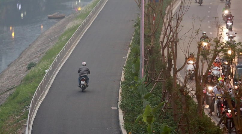 Ở Hà Nội, có một tuyến đường dành riêng cho người đi bộ và đi xe đạp dọc theo đường Láng nhưng thường xuyên bị xe máy lấn làn. Hiện đường này đang được đóng lại để phục vụ thi công