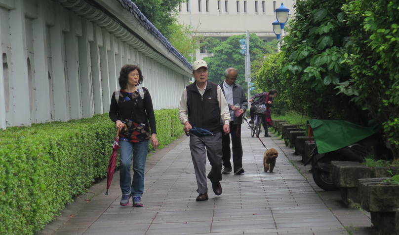 Tại Đài Bắc, những tuyến phố có vỉa hè đủ rộng, người đi bộ và người đi xe đạp được sử dụng chung một làn riêng.