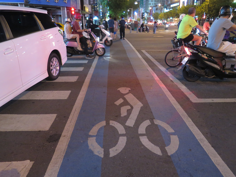 Thông thường, làn đường dành riêng cho xe đạp thường được bố trí trên vỉa hè, khi qua giao lộ sẽ nằm sau vạch sang đườn cho người đi bộ