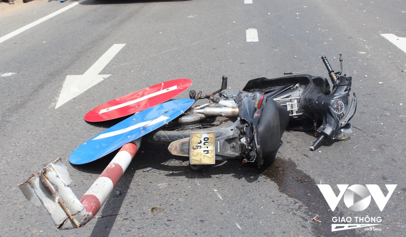 Chiếc xe máy của các nạn nhân bị bể nát, biến dạng nặng sau va chạm