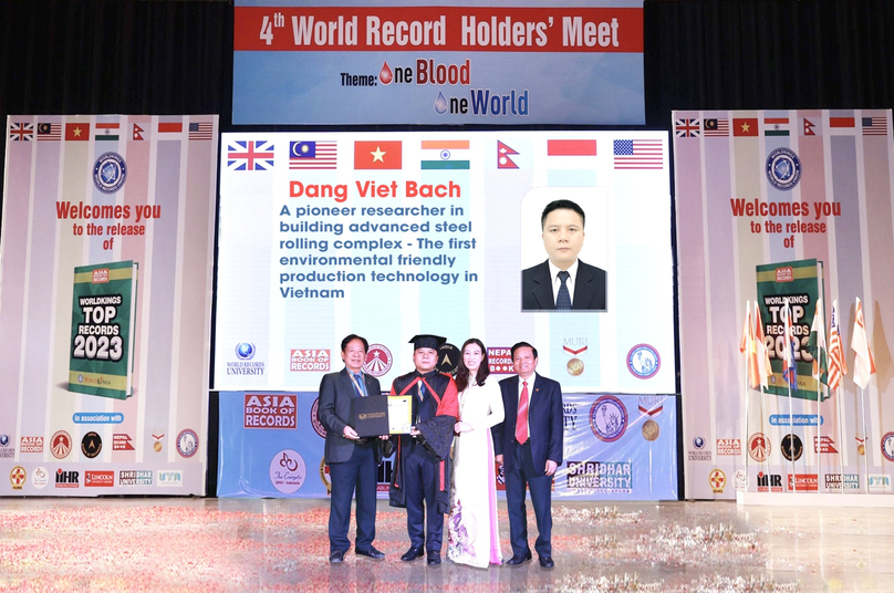 Ông Đặng Việt Bách nhận danh hiệu Tiến sĩ danh dự của Viện Đại học Kỷ lục Thế giới