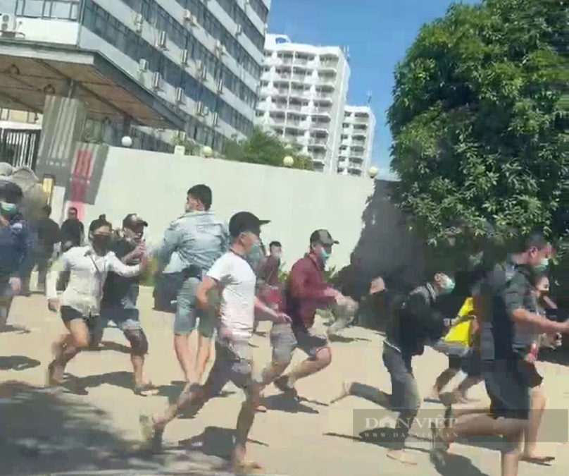 Những lao động người Việt trốn chạy khỏi một casino ở Campuchia (ảnh: cắt từ clip người dân cung cấp)