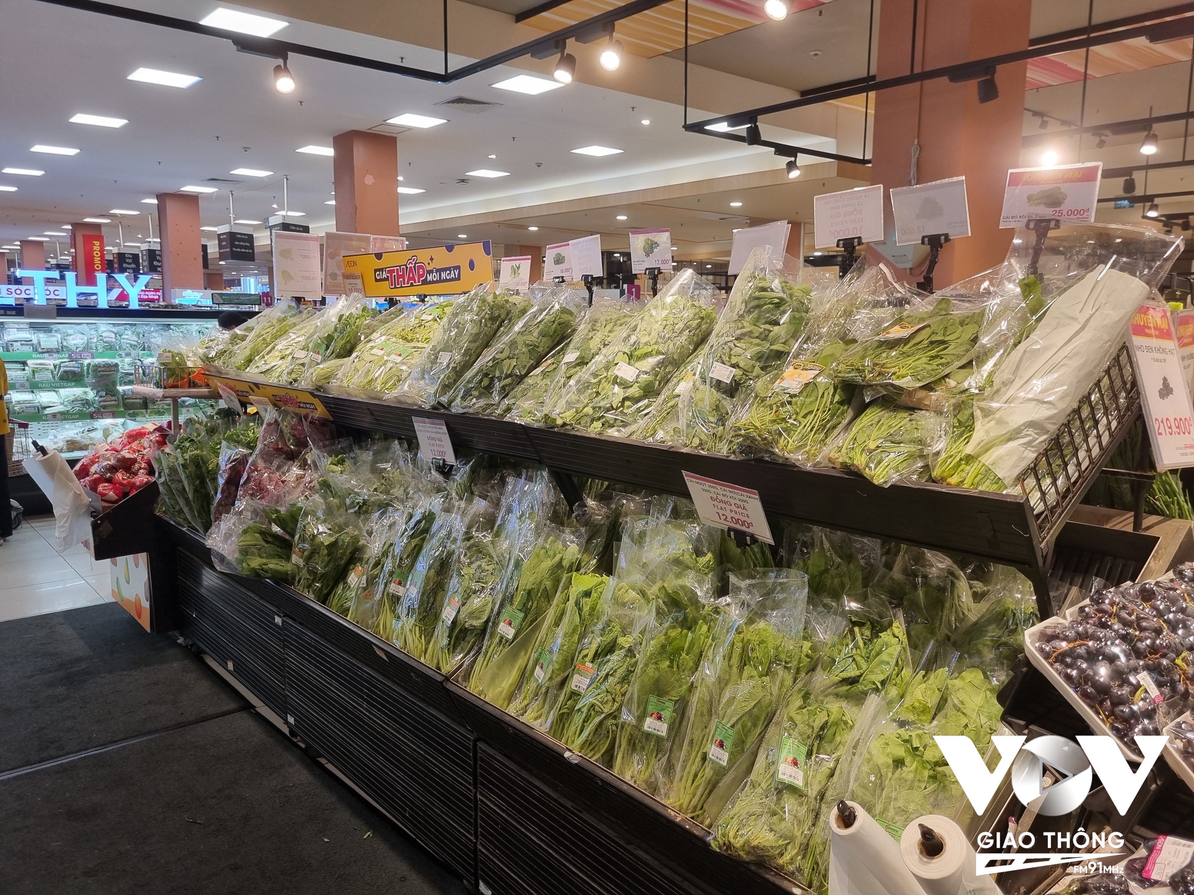 Các mặt hàng rau củ quả phong phú, đa dạng tại các siêu thị mini, cửa hàng tiện lợi, trung tâm thương mại,... tại Hà Nội.