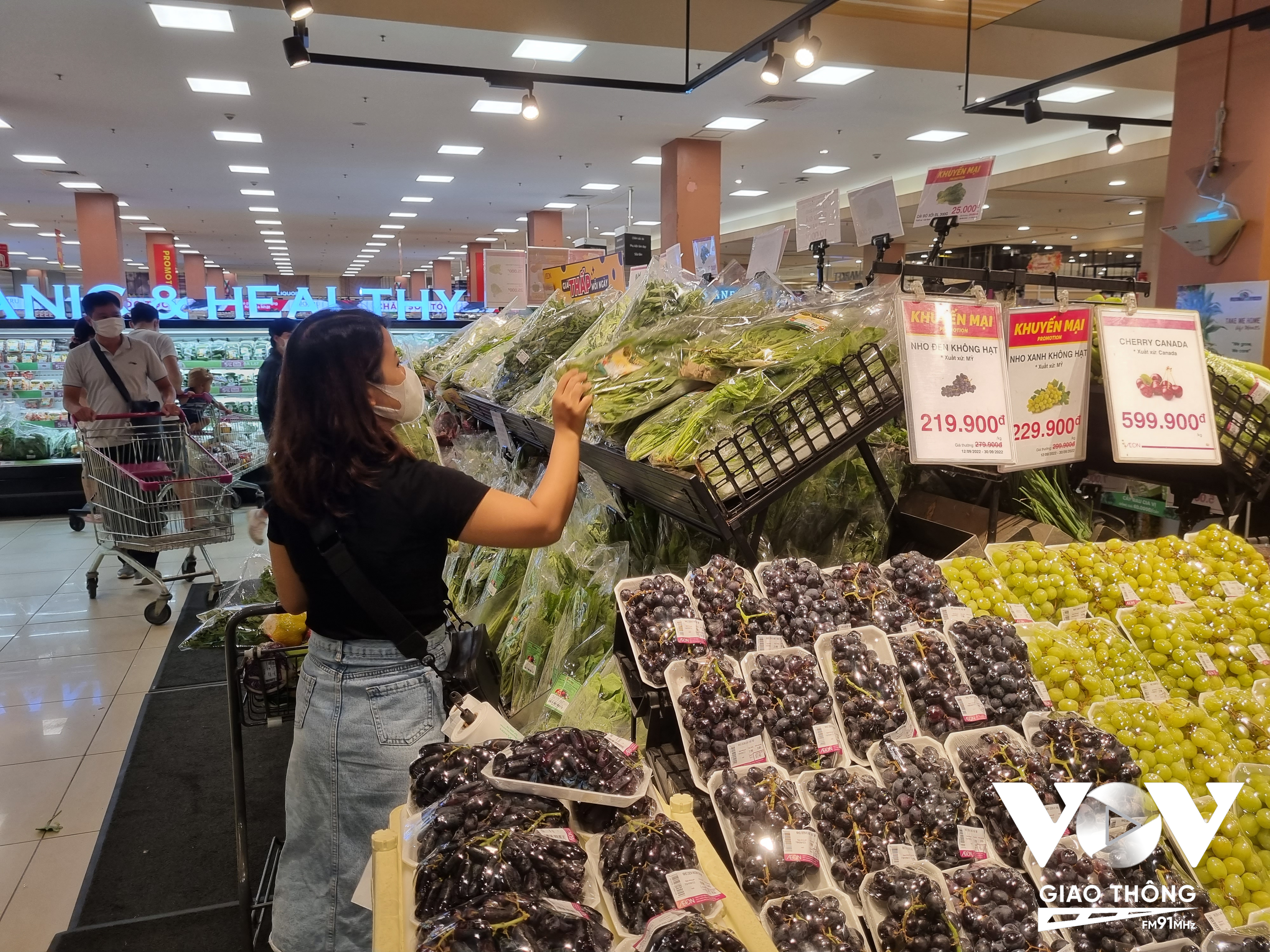 Người tiêu dùng có nhiều lo lắng, đắn đo sau những vụ ''hô biến'' rau chợ vào siêu thị bị phát hiện gần đây.