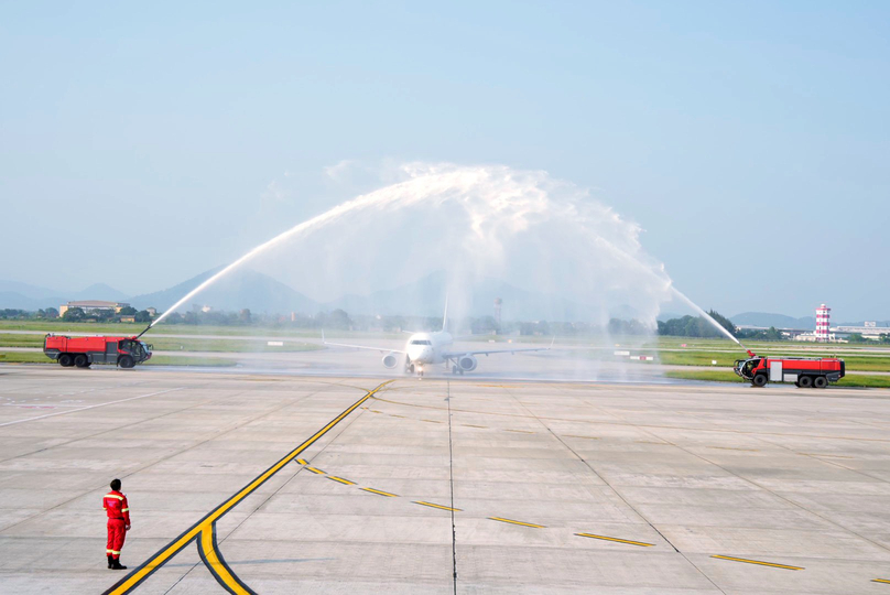 Cảng HKQT Nội Bài thực hiện nghi thức phun vòi rồng chào đón chuyến bay đầu tiên đến từ Yangon - Myanmar.