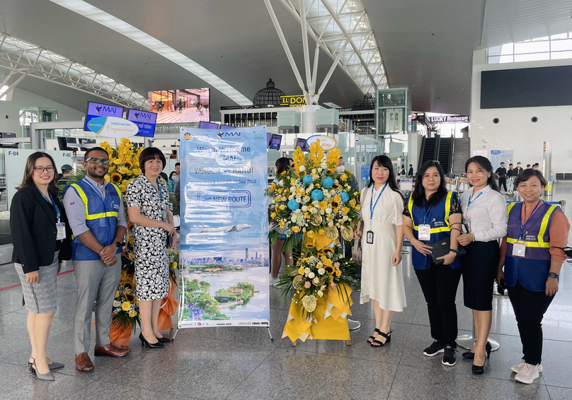 Tham gia chào đón chuyến bay có Đại diện Cảng HKQT Nội Bài cùng với Skypac - Tổng đại lý bán hàng và dịch vụ hành khách và hàng hóa tại thị trường Việt Nam của hãng hàng không MAI