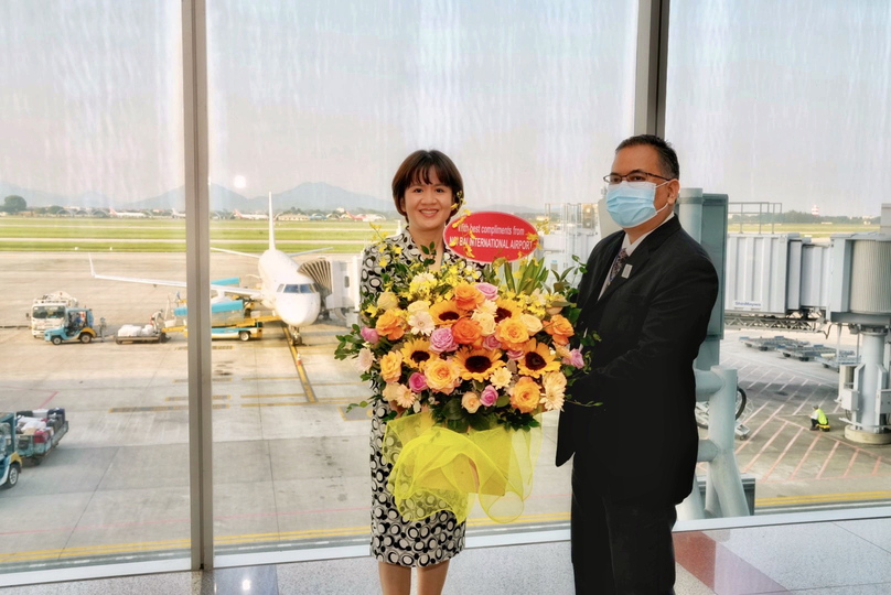 Bà Nguyễn Thị Kim Ngân - Phó Giám đốc Cảng HKQT Nội Bài tặng hoa cháo đón vị khách từ Yagoon