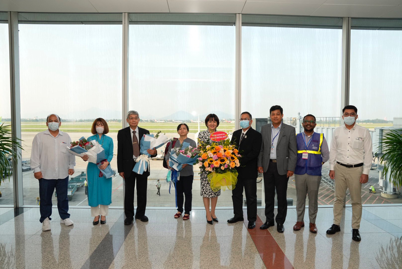 Bà Nguyễn Thị Kim Ngân (đứng giữa) cùng với đơn vị phục vụ mặt đất tặng hoa chào đón những vị khách đầu tiên đến từ Yangon