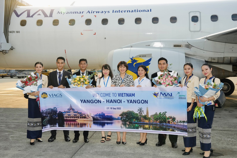 Đại diện Cảng HKQT Nội Bài chia vui với tổ bay vừa thực hiện an toàn chuyến bay khai trương đường bay mới Yangon-Hà Nội