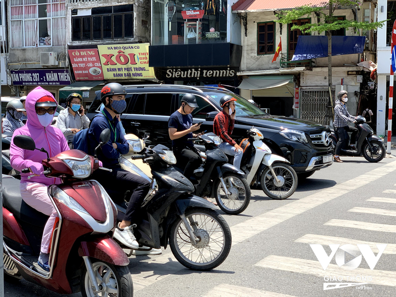 Với gần 6 triệu chiếc xe máy đang hoạt động ở Thủ đô, có lẽ đây là nguyên nhân khiến đường phố luôn trong tình trạng tắc nghẽn?