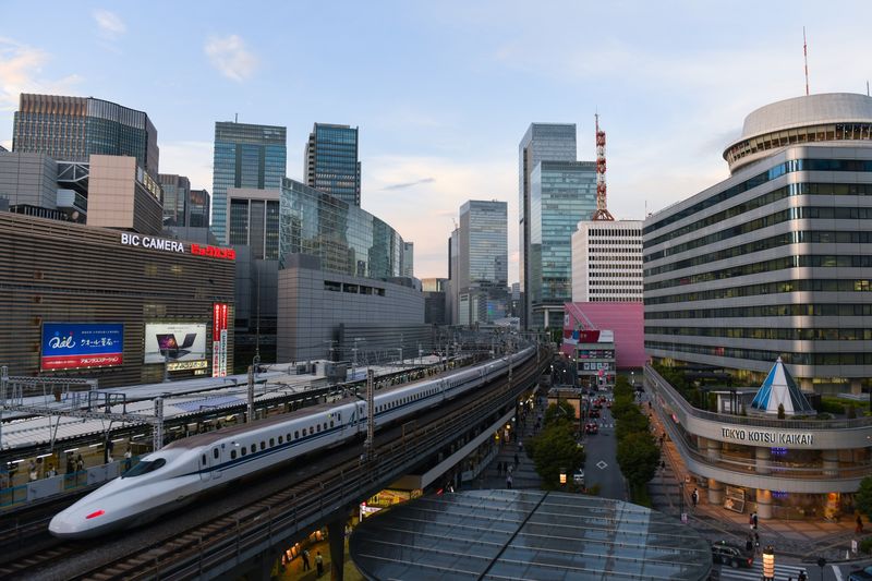 Một đoàn tàu cao tốc đi dọc theo đường ray xe lửa trên cao đi qua ga Yurakucho ở Tokyo vào năm 2020. Ảnh: Bloomberg