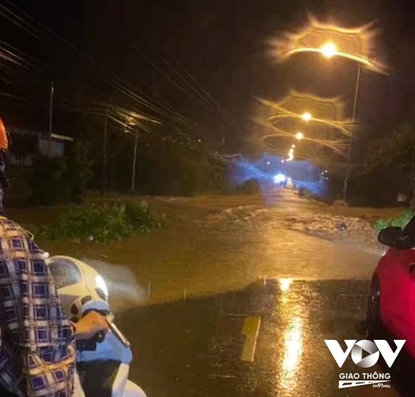 Đường tỉnh lộ 763 bị ngập nặng, nước chảy xiết khiến các phương tiện không dám di chuyển qua