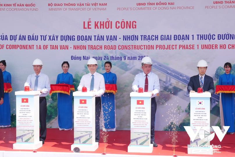 Thứ trưởng Bộ Giao thông vận tải Lê Anh Tuấn (thứ 2 từ trái qua) và ông Võ Tấn Đức – Phó Chủ tịch UBND tỉnh Đồng Nai (thứ 3 từ trái qua) ấn nút phát động khởi công dự án