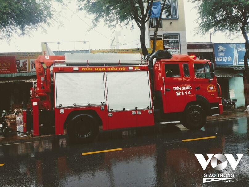 Nhận được tin báo, 5 xe chữa cháy chuyên dụng được điều động đến hiện trường