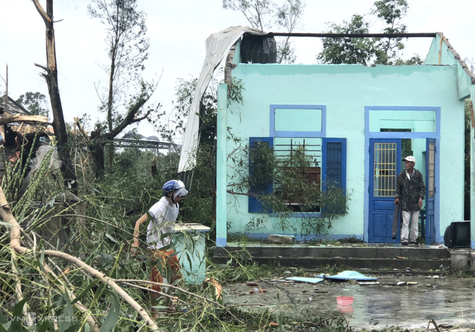 Tại Thừa Thiên - Huế, nhiều ngôi nhà ven biển bị tốc mái. Trong ảnh là một ngôi nhà bị tốc mái hoàn toàn, thiệt hại nặng do bão số 4 ở xã Vinh Xuân, huyện Phú Vang. Ảnh: VnExpress.