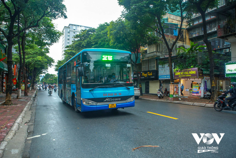 Sản lượng hành khách đi xe buýt tại Hà Nội bắt đầu có dấu hiệu phục hồi từ đầu quý II-2022