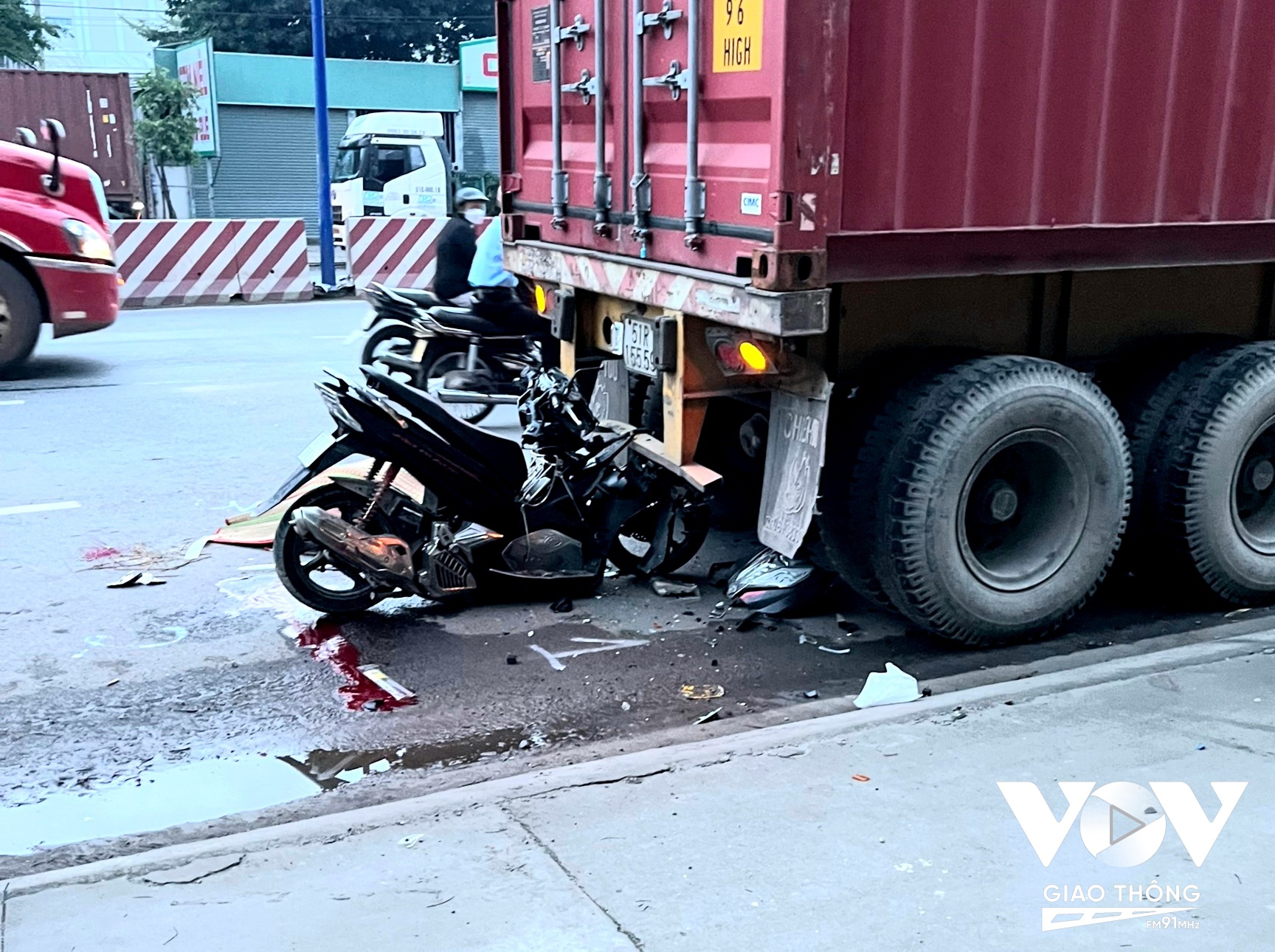 Chiếc xe máy gãy gập, biến dạng nặng sau cú tông kinh hoàng.