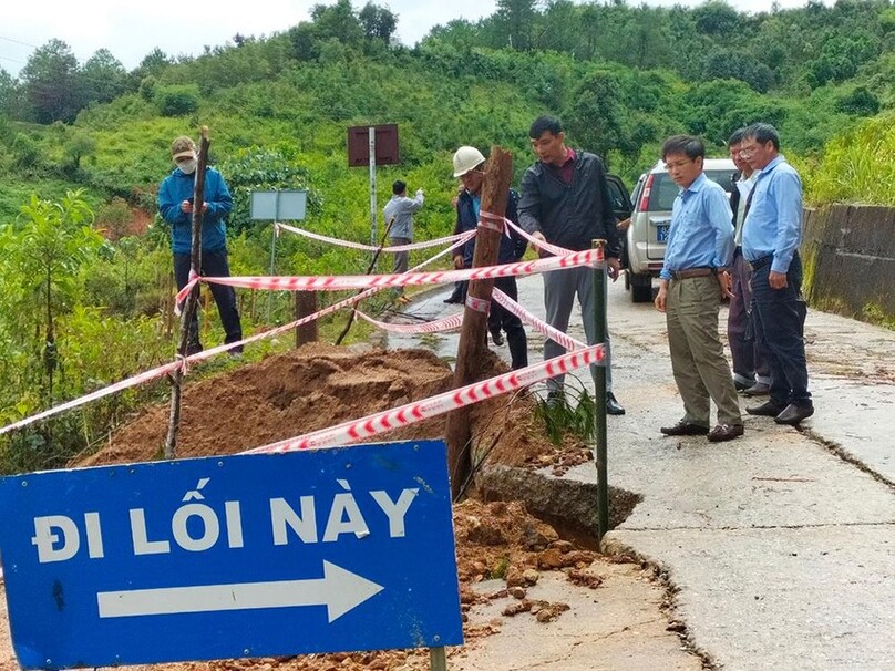 Lãnh đạo tỉnh Kon Tum đi kiểm tra, khắc phục thiệt hại tại huyện Tu Mơ Rông. Ảnh: Pháp Luật TP.HCM
