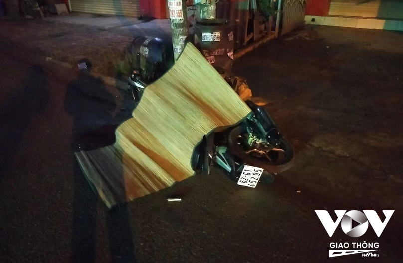 Hiện trường vụ nam thanh niên chạy xe máy với tốc độ cao tông vào trụ đèn chiếu sáng trên đường Bùi Thị Xuân