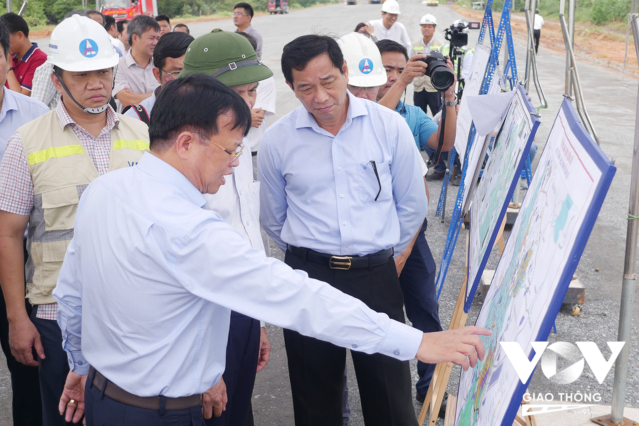 Chủ tịch UBND tỉnh Đồng Nai - Cao Tiến Dũng cùng Thứ trưởng Bộ GTVT - Lê Anh Tuấn nghiên cứu bản đồ dự án đường cao tốc Bến Lức – Long Thành đi qua địa phận tỉnh Đồng Nai.