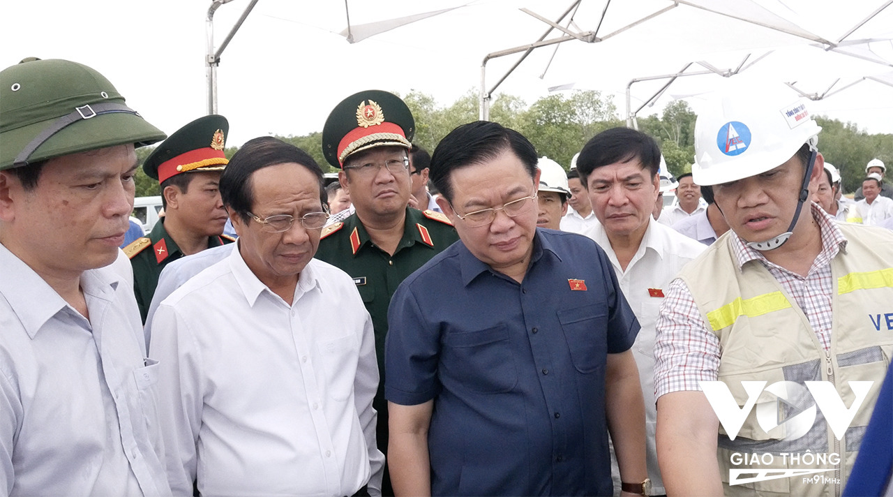Chủ tịch Quốc hội Vương Đình Huệ cùng Phó Thủ tướng Lê Văn Thành nghe chủ đầu tư báo cáo về tiến độ dự án