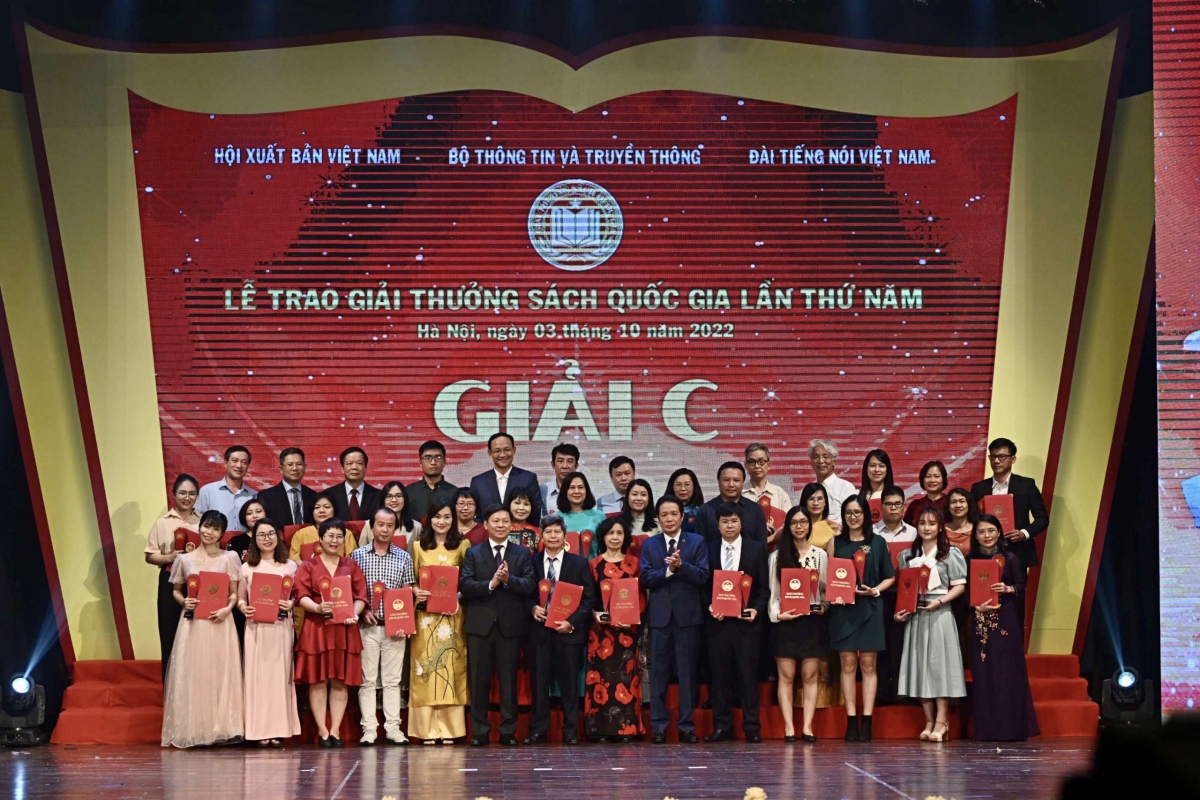Ông Trần Thanh Lâm - Phó trưởng Ban Tuyên giáo Trung ương, ông Hoàng Vĩnh Bảo - Chủ tịch Hội Xuất bản Việt Nam, Chủ tịch Hội đồng Giải thưởng Sách quốc gia lần thứ năm - trao 16 giải C cho các tác giả, dịch giả, nhà xuất bản đoạt giải.