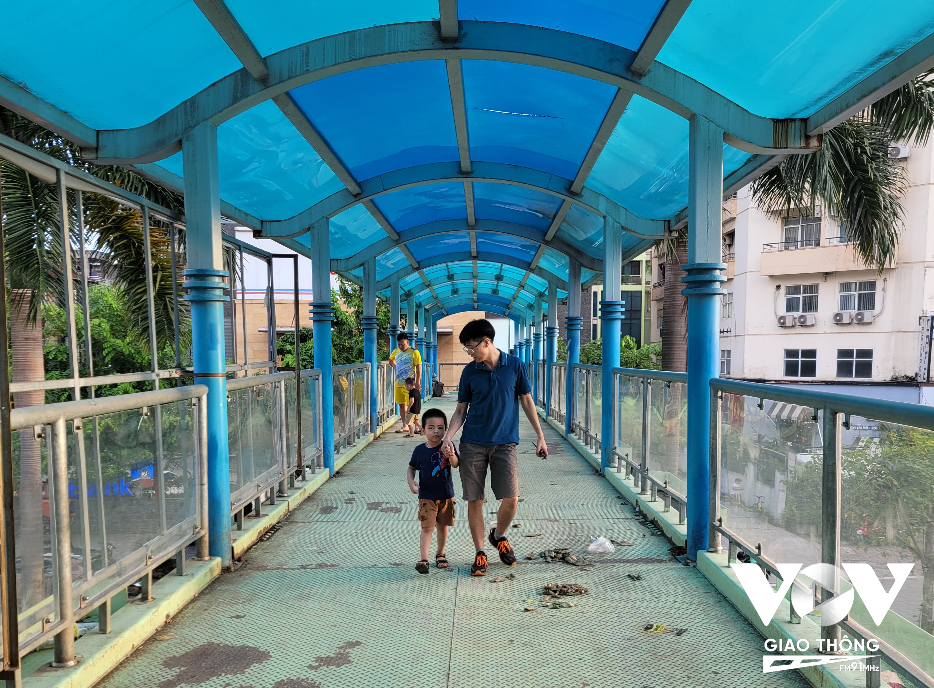 Trên đường ra công viên Hồ Đền Lừ, cha con anh Trường (chung cư 25 Tân Mai) chấp nhận đi ngược quãng đường xa hơn để sang đường bằng cầu bộ hành.