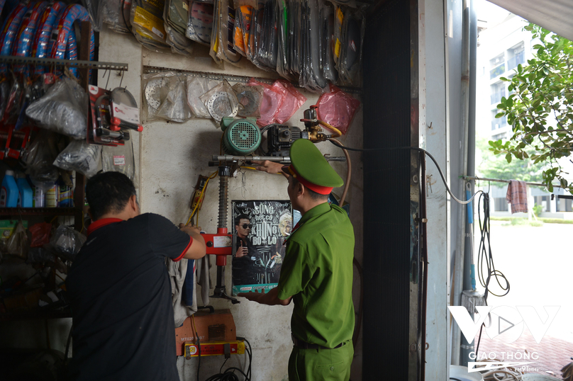 Tại cơ sở sửa chữa xe máy của anh Hùng qua kiểm tra, tuyên truyền lực lượng chức năng đã kịp thời nhắc nhở anh cần đi lại đường điện đảm bảo an toàn.