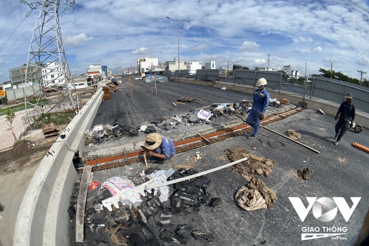 Những ngày đầu tháng 10, hàng chục công nhân cùng nhiều máy móc đang khẩn trương thi công để đẩy nhanh tiến độ, gấp rút hoàn thành nhánh 2 của dự án xây dựng cầu Bưng nối quận Bình Tân và quận Tân Phú (TP.HCM).