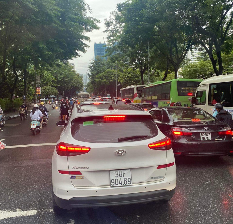 Lượng phương tiện dồn về phố Hoàng Minh Giám tăng cao trong những ngày gần đây (Nguồn: Fanpage VOV Giaothong)