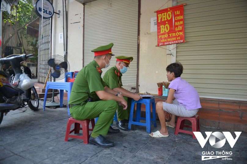Một trường hợp lấn chiếm vỉa hè để bán đồ ăn trên phố Đường Thành bị xử lý.