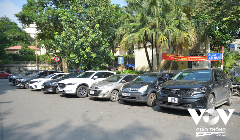 Tổ công tác liên ngành đã kiểm tra các bãi xe nằm trên phố Quán Sứ, dọc phố Phùng Hưng, khu vực Bát Đàn - Đường Thành.
