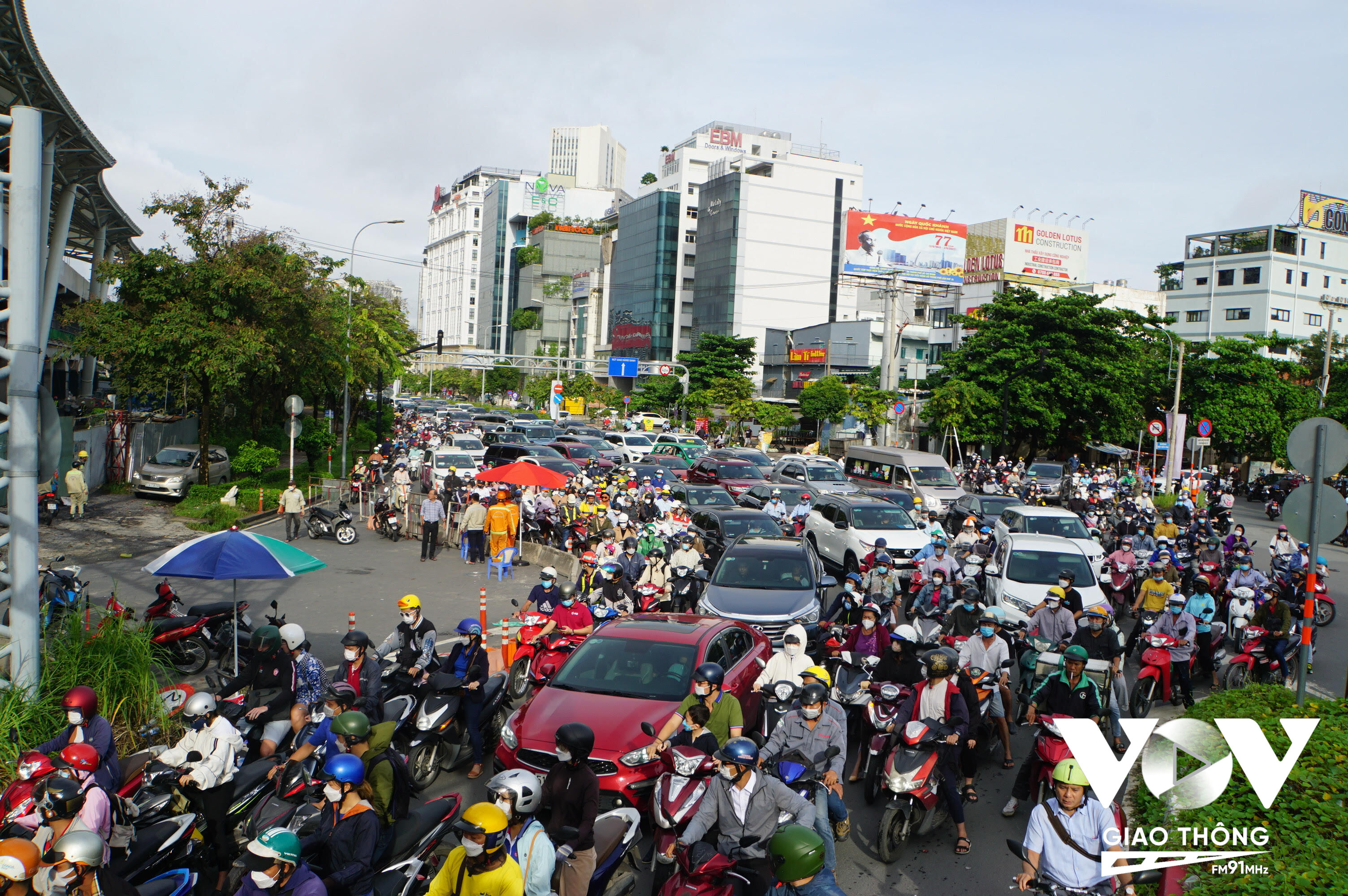 Giao thông ùn tắc sau khi cấm xe qua cầu vượt Nguyễn Hữu Cảnh. Ảnh: Nhất Hoàng