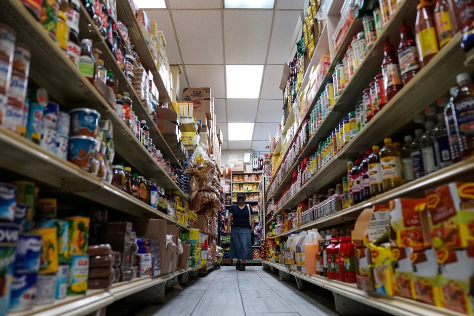 Một người phụ nữ mua sắm tại siêu thị El Progreso, Washington, D.C., Mỹ. Ảnh: Reuters