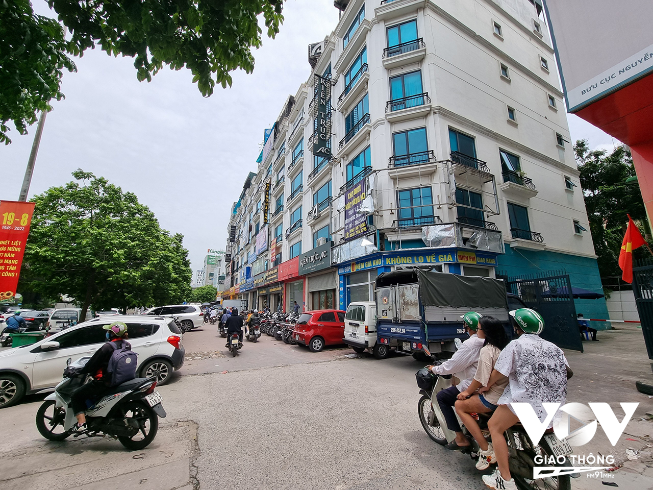 Không thể để xe trong chính ngôi nhà của mình, người dân buộc phải để xe ở mặt đường Nguyễn Xiển vô hình chung làm tăng thêm áp lực giao thông cho tuyến đường này.