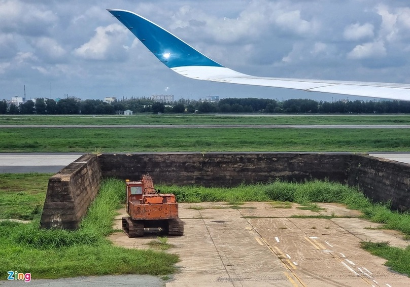 Ụ bê tông trong sân bay Tân Sơn Nhất được phá dỡ nhằm tăng hiệu quả khai thác các loại máy bay thân rộng - Ảnh zingnews