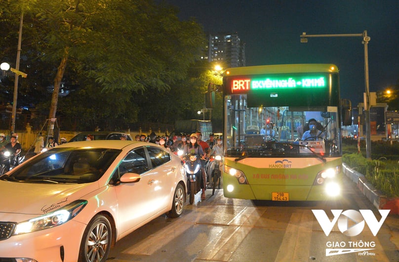 Một số người dân khác bày tỏ, hiện tại thời lượng đèn tín hiệu tại ngã tư Lê Văn Lương – Hoàng Minh Giám – Nguyễn Tuân đang quá dài trong khi đó hầm chui đã được thông xe, chưa kể ngay vị trí này lại có làn xe Buýt BRT nên không tránh khỏi ùn tắc.
