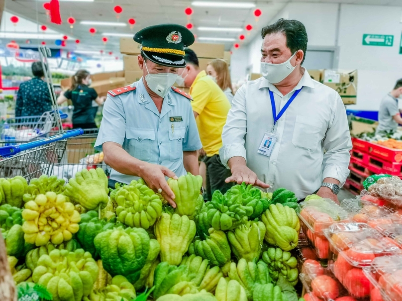 Quản lý thị trường kiểm tra các mặt hàng rau quả tại siêu thị (ảnh minh hoạ: thethaovanhoa.vn)