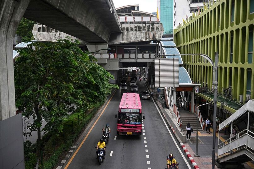Ở Thái Lan hiện có khoảng 60 xe buýt 'quỷ hồng' hoạt động trên tuyến đường dài 30 km. Ảnh: AP